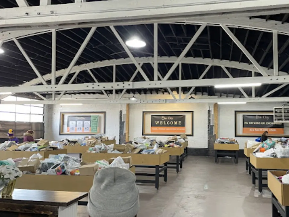 Bin City storefront in Peoria, IL