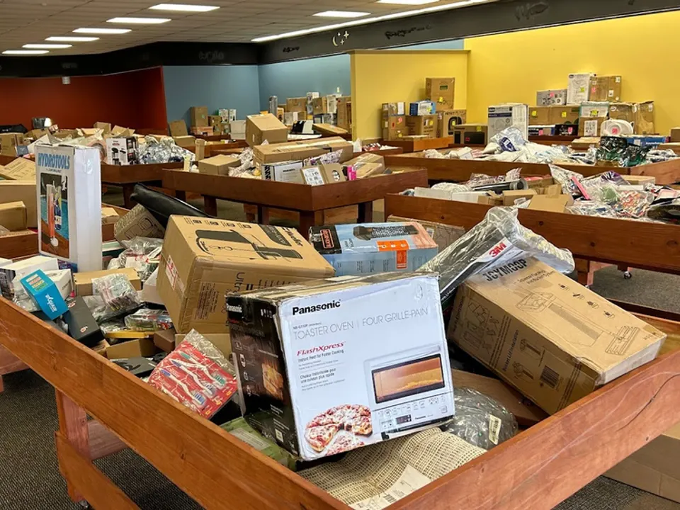 Bulk Deals & Bins storefront in Orlando, FL