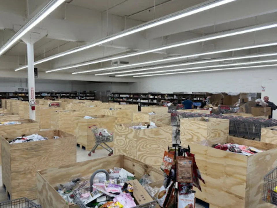 Club Thrift Bin Store -Thrift Store Eugene, Amazon Overstock storefront in Eugene, OR