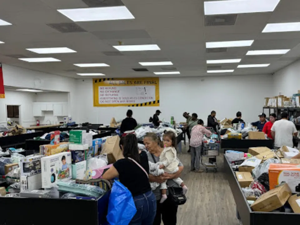 DAILY DEALS OUTLET - THE BIN STORE storefront in Houston, TX