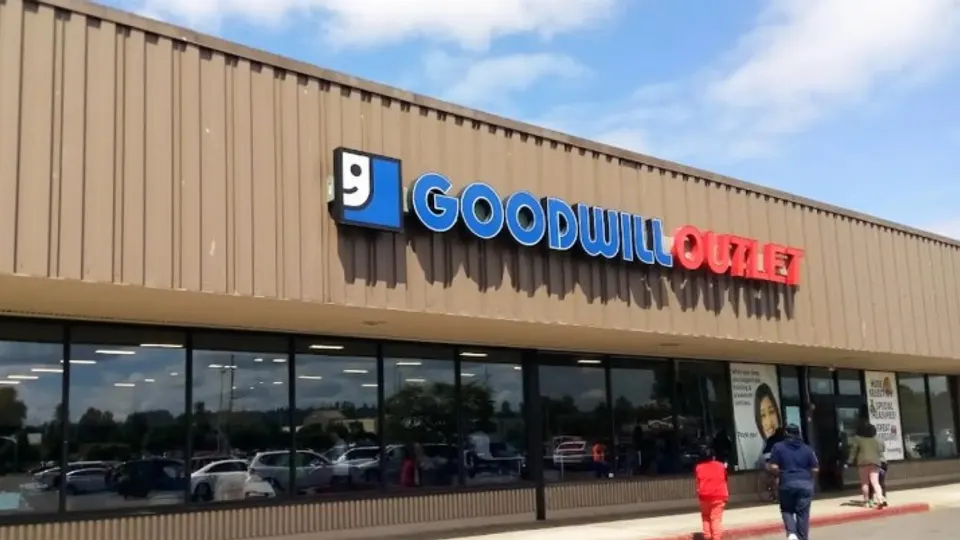 Goodwill Outlet Kent storefront in Kent, WA