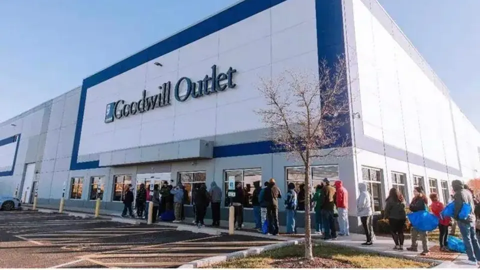 Goodwill Outlet Romeoville storefront in Romeoville, IL