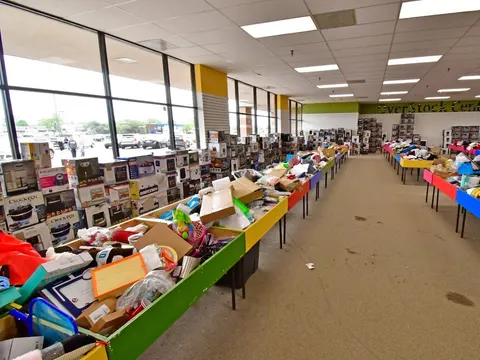 Treasure Bins Liquidation storefront in Effingham, IL